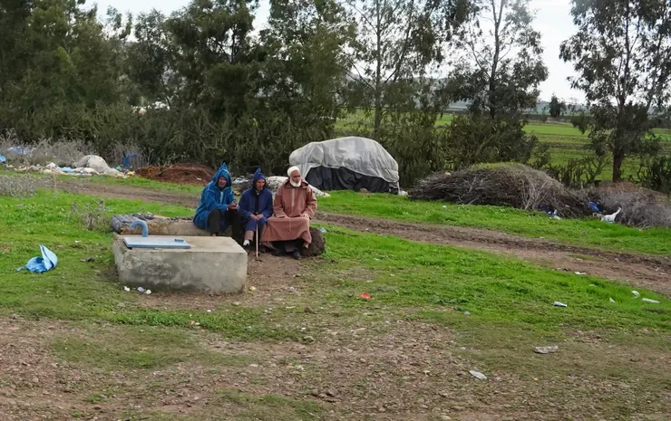 穿著傳統服飾的老年人