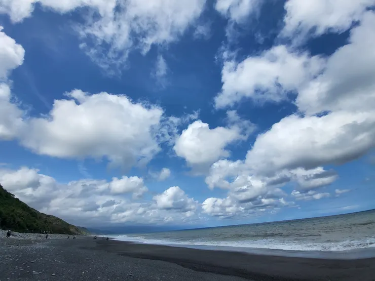 左側是南田礫石路,這一大片像沙灘一樣的礫石灘真的比較好行走