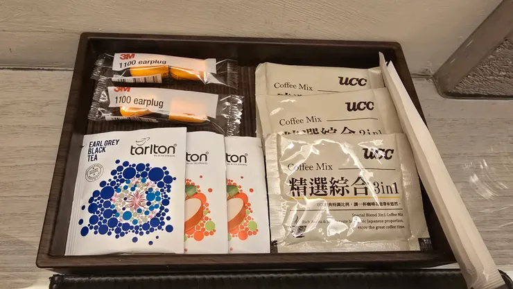 高雄旅居文旅亞灣館三人房裡提供的咖啡包和茶包