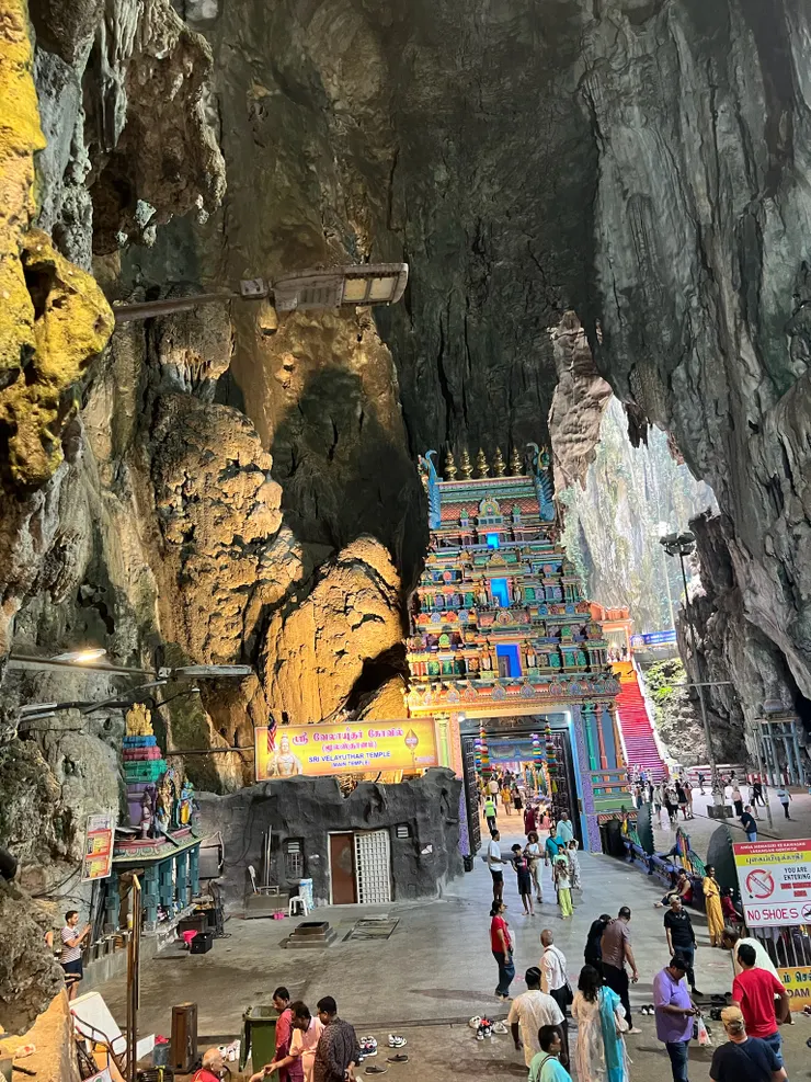 洞穴中的印度廟