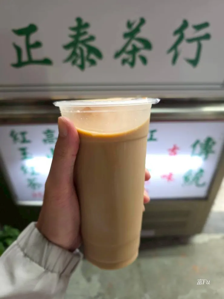 鮮奶茶是真正的大杯750ml。屬於茶味厚重，有炭香底蘊的類型(會誤以為是咖啡)，推薦給喜歡茶味重的人。