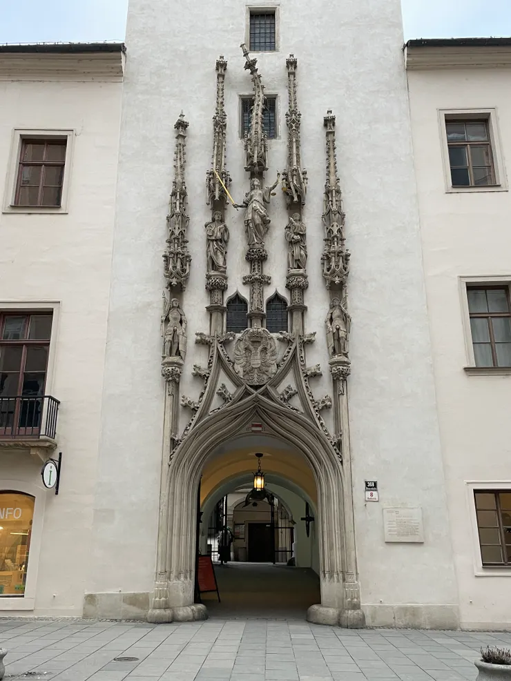 市鎮廳歪掉的柱子