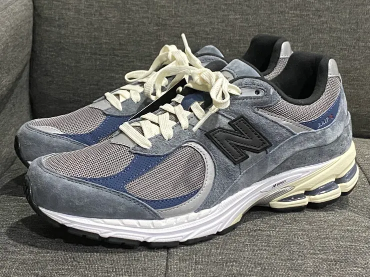 散發出沈穩內斂的灰色調