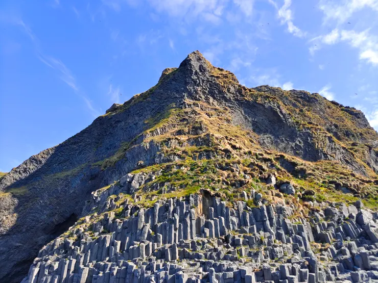Reynisfjara黑沙灘與Vik黑沙灘被Reynisfjall山隔開,Reynisfjall覆蓋著六角形玄武岩柱,上面棲息著很多的海鸚(Puffin)及其他鳥類。