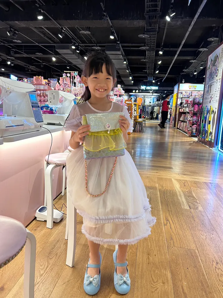 拿著成品拍一張，看看這個笑容就知道多喜歡啦! ^^