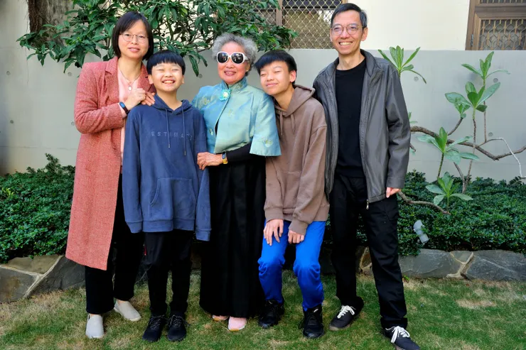 【凝結流光年初一循例全家大合照 歲月推移無聲就在當下盡情歡笑！老媽和小弟一家。】