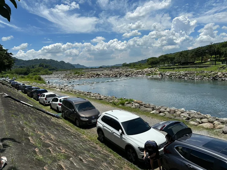 停車費100元，建議直接開到底迴轉後，車頭向外停車，方便之後離場