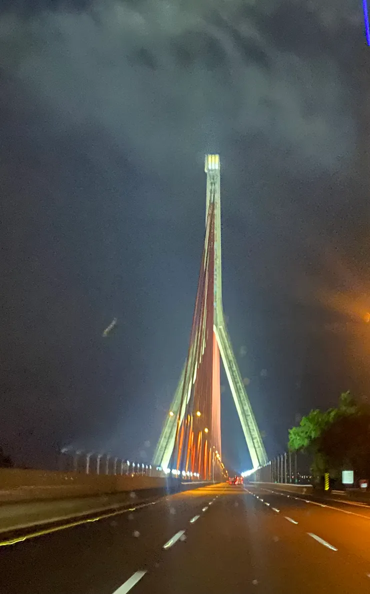 夜間的高屏大橋