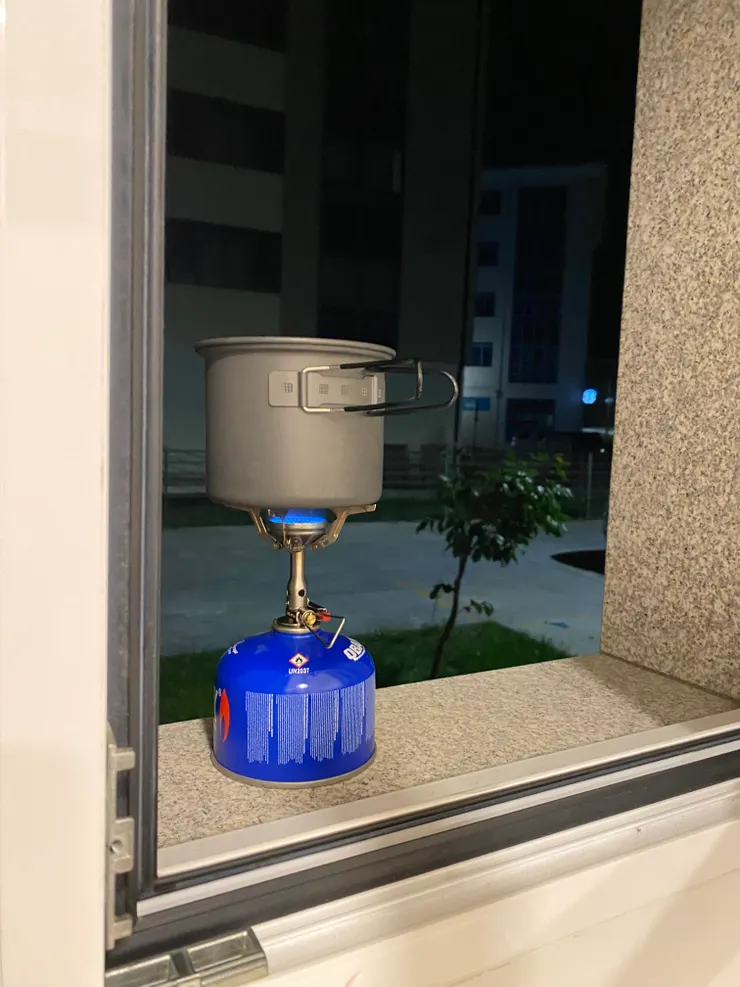 前一天在華人超市買到的登山瓦斯，終於讓鍋子派上用場的