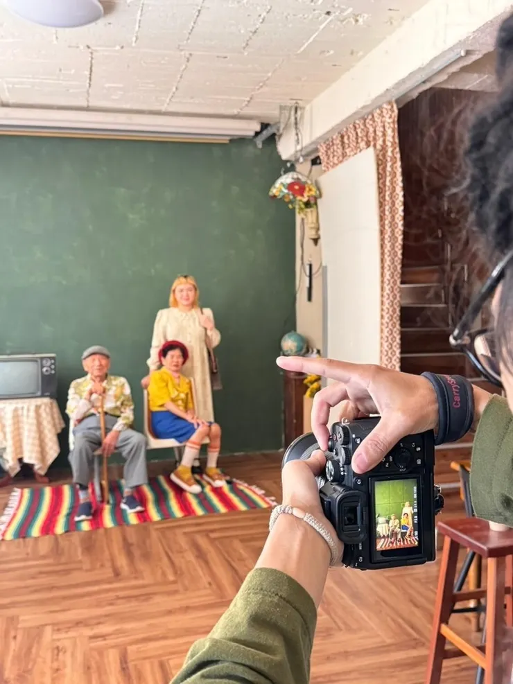 台南最酷的全家福攝影師｜連阿公阿嬤都拍得開懷大笑｜化妝寫真加