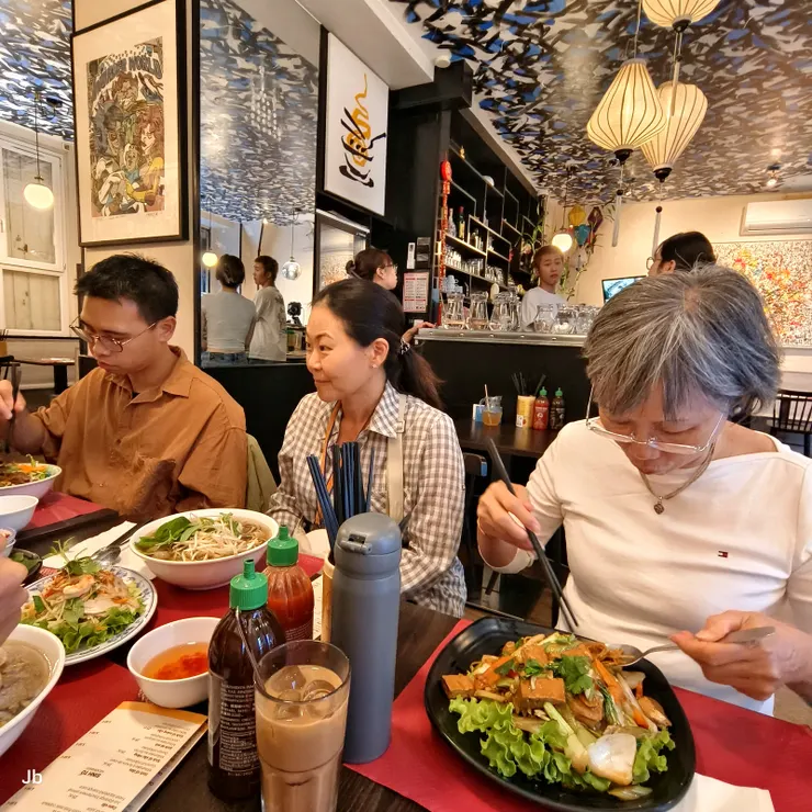 【在Ngoc Xuyen Saigon吃越南餐，怡青說口味很道地。俊佑妹妹學校剛畢業，正在找事，怡青還指點寫自傳及面試秘訣。可惜忘了合照，大概我還驚魂未定吧！】