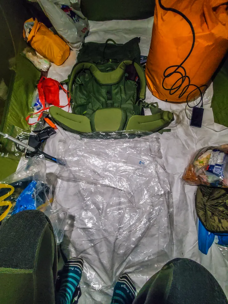 睡前才發現沒帶睡墊😳！！後來兩晚都用塑膠袋和大包當睡墊～😝