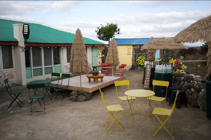 老闆帶我們參觀他的小庭院（Zeric Huang 攝）