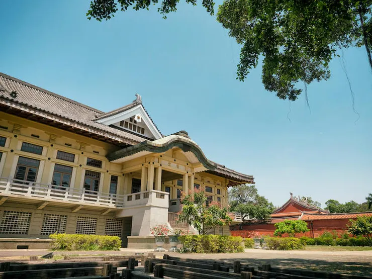 在台灣的日式建築武德殿，台灣的武德殿在全盛時期曾多達70座以上，時至今日還留下的建物，含同用途的監獄、學校演武場等等，在台灣約有15座左右的武德殿，可見日本文化在台灣的影響度之深遠。