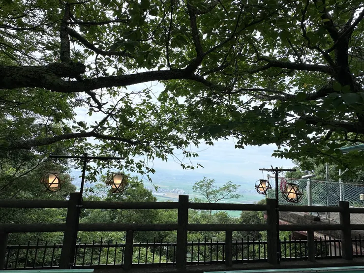 另一個角度俯看近江八幡市，配上燈籠真的很有fu，日本人的美感真不是蓋的