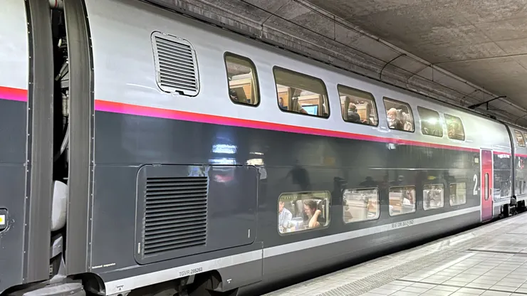 第一次自己搭雙層火車，之前在巴黎有和家人一起搭過。這種火車的座位不大⋯⋯若選頭等艙應該會大些吧？