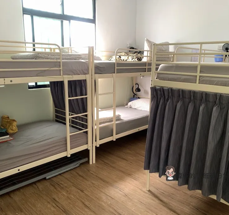 床位的空間不小 床頭還會附上小檯燈及插座 非常方便