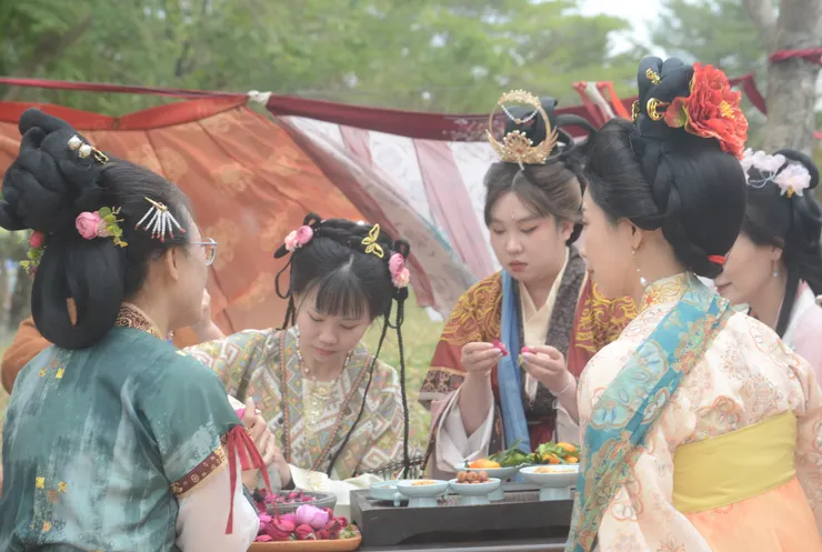 儼然置身玫瑰盛開的大唐，沉浸式地體驗著古人花宴的風華