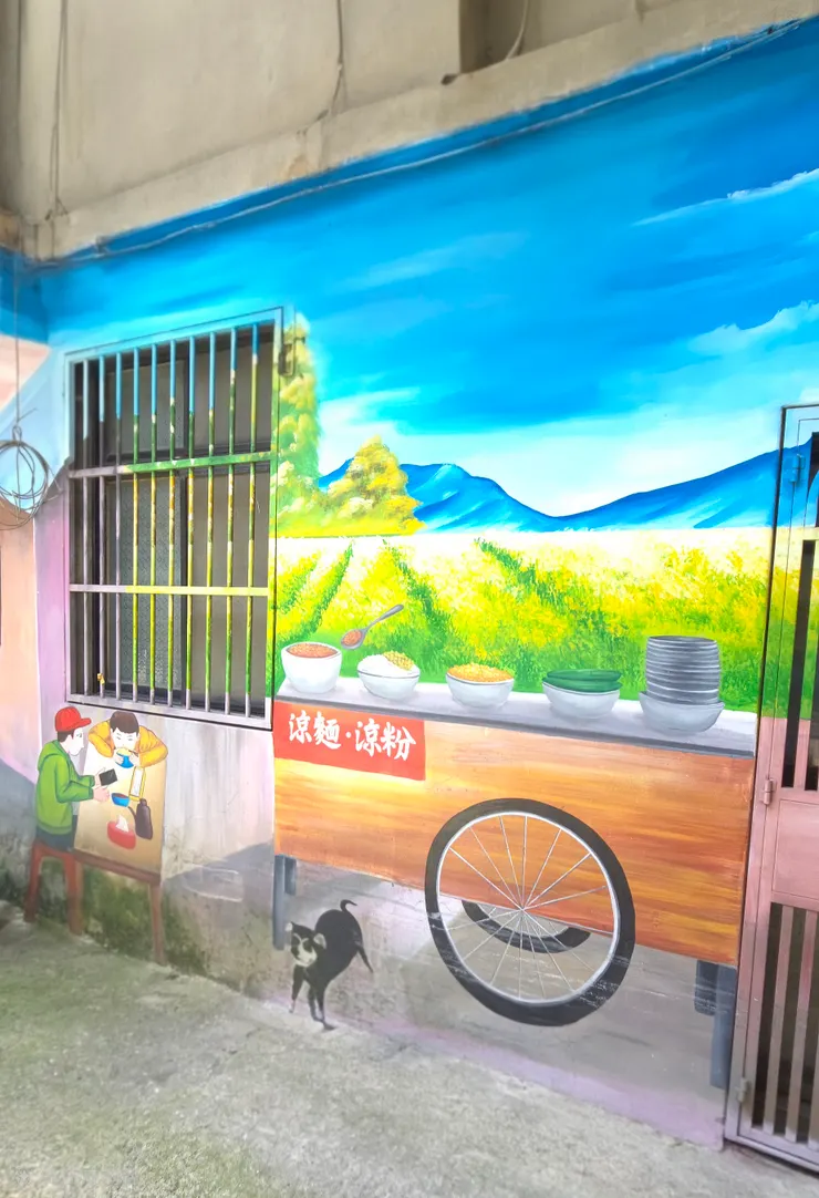 涼麵店：早年的攤車都是由腳踏車或改裝三輪車構成 。這體現了當時「個體戶」的韌性，每一台車就是一個家庭的經濟支柱。