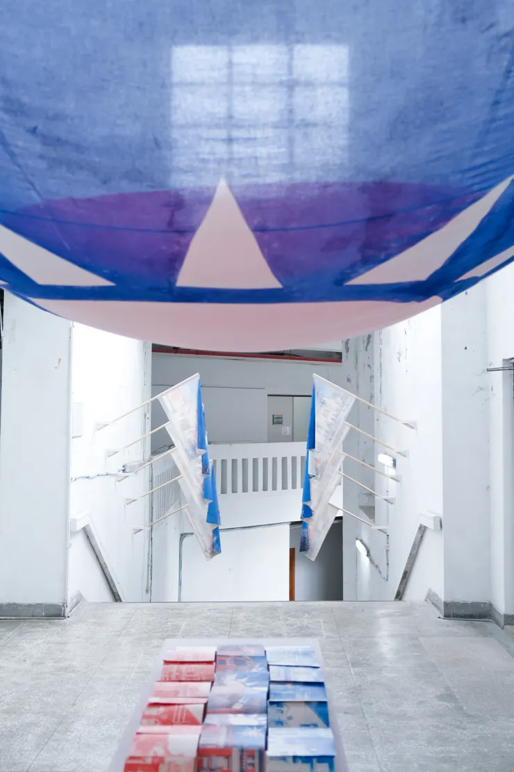 《藍天白雲紅太陽》展場。劉妍蓁提供。