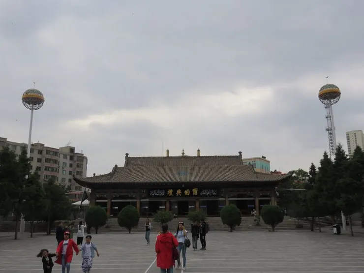 「正殿」，竟然是漢式木造建築，不過在西安看過全漢式的清真寺後，也明白「清真寺」在外型上沒有統一標準。