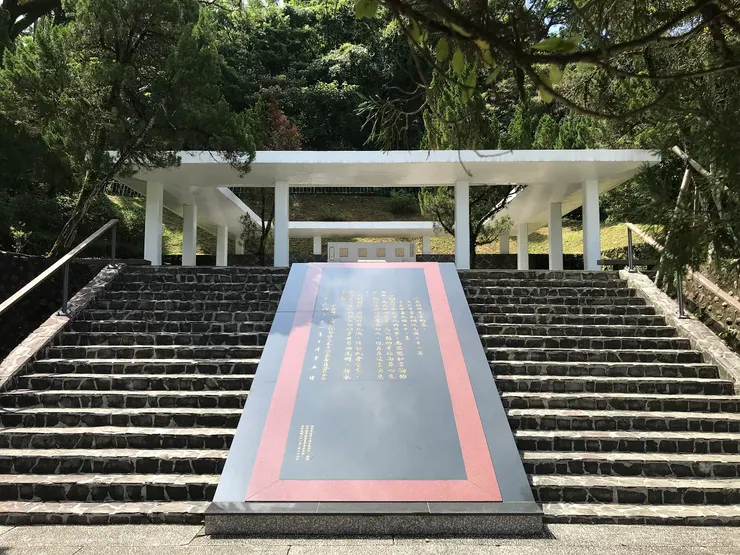 主墓下方的墓誌銘拓文碑（圖片來源：維基百科開放資料庫）