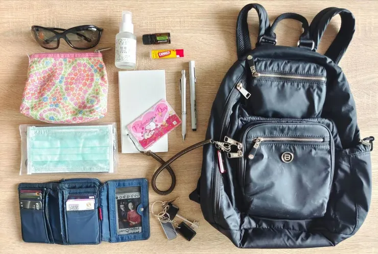 開箱我的背包。鑰匙環上有個小鏡子。