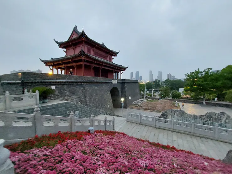 這是在首義路上的起義門，是武昌僅存的城門之一，附近有楚望台，被作成展示武昌首義的公園。