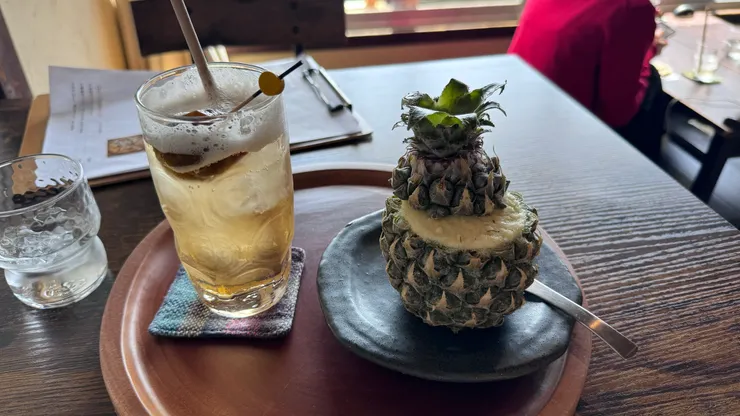 大推這家店的一切，食物可以拍得更美，不過不是我的重點就交差一下⋯裝在真正鳳梨中的鳳梨冰與店家自製梅子氣泡飲（有夠好喝）