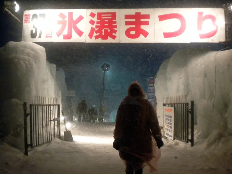 因為背光整個人是黑的，省去了我打碼的步驟（欸