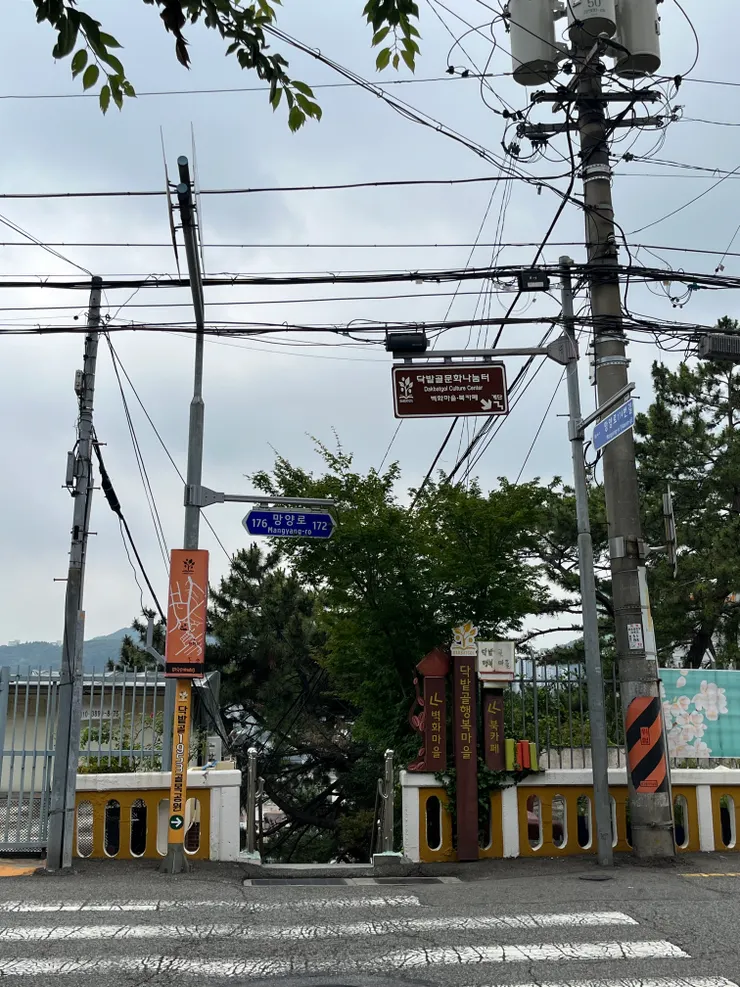 沿著壁畫村上來後會抵達望洋路(망양로)，對面就是希望階梯單軌鐵道。