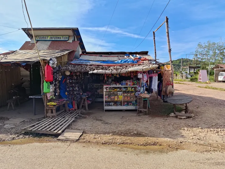 這間房子感覺快垮了，不知道他怎麼撐過今年那麼多場的颱風。
