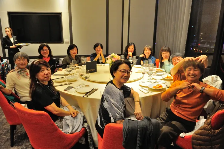 【極品饗宴男女來客都盛裝！男士一桌、女士一桌，JB來女桌致意拍張照，被鄰座雙手遮頭的老婆姊妹淘，和JB見面就討論毛可生，緣於多年前從略高角度幫她拍了照，驚見頂上略疏，立馬花了5千元 護髮，近年JB也遭「報應」，日見童山，有醫師推薦毛可生頗有效，遂姑且試之，並道相報，故有關於其功效之討論。】