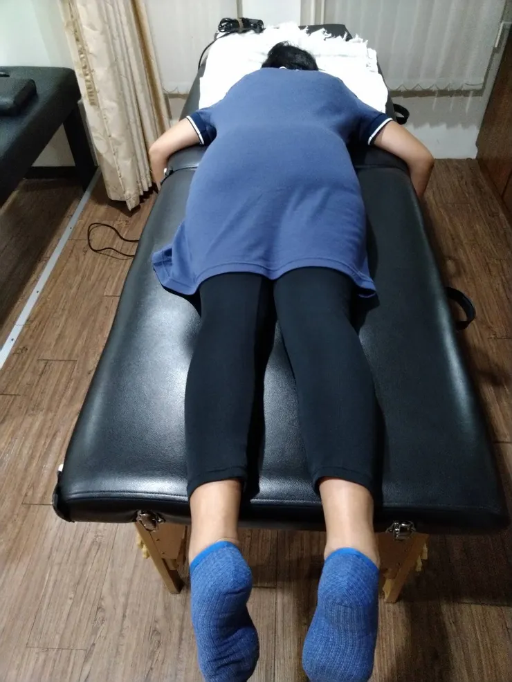 圖三：洪媽媽調理前趴床的S形