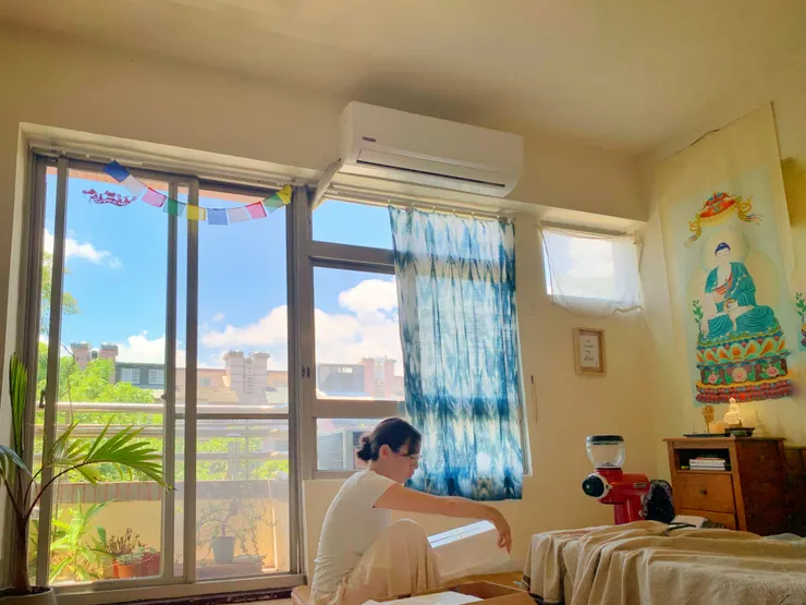 自己手染的窗簾與充足採光的窗景。南風迎面吹進家裡，家裡留下簡單的、需要的東西，慢慢練習斷捨離。