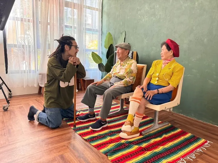 台南最酷的全家福攝影師｜連阿公阿嬤都拍得開懷大笑｜化妝寫真加