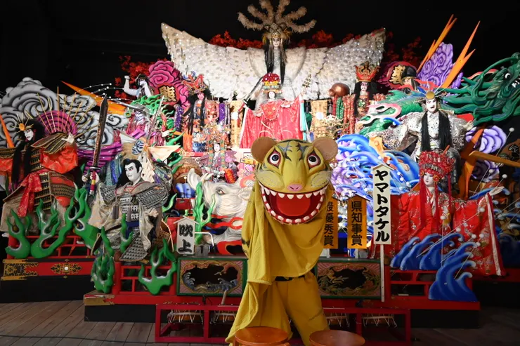 八戶三社大祭:在青森的八戶地區所舉辦的夏季祭典，祭典中除了有華麗又高大的人偶山車，還有類似我們舞龍舞獅的可愛「虎舞」表演，披著虎皮的舞者，不時還會突然跑到你面前輕咬你的頭一下，據說被老虎咬頭的話就能一整年平安健康、好運連連，是個非常有趣的祭典活動。／照片來源：NANA濕婦