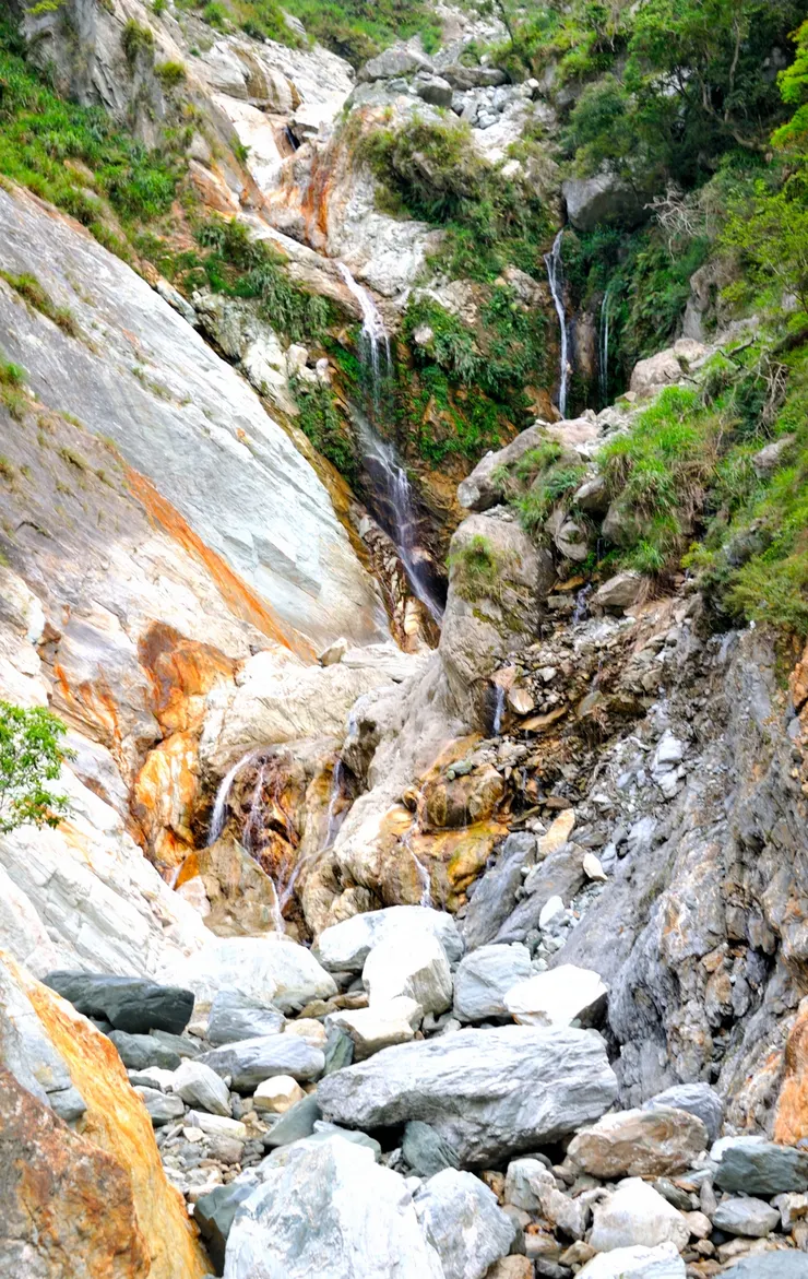 【細若游絲的白楊瀑布！拉近些。】