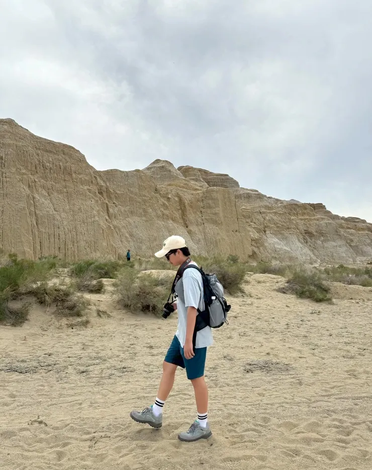 烏倫古湖與烏爾禾魔鬼城的極致荒涼不同,此處峭壁上的洞穴有些是鳥兒的巢穴,生機盎然