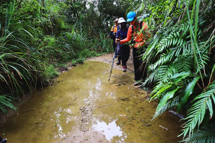 前段產業道路部分因連日下雨泥濘難走