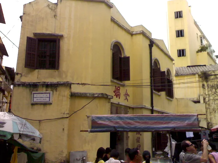 女媧廟，廟旁還有一些攤販跟擺放器具，顯得廟宇黯淡不少...