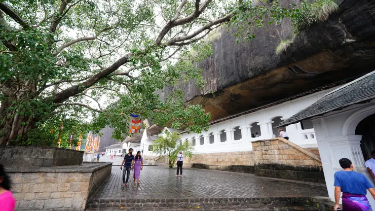 走進寺廟的院落， 看到一排歐式風格的白色迴廊。