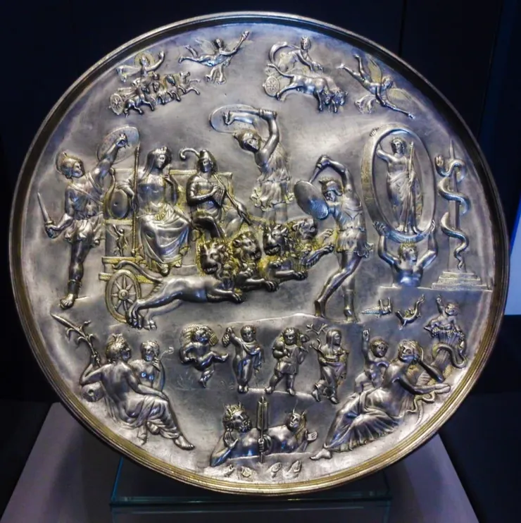 飾有舞者的祭祀盤，銀質，義大利，約西元4世紀。 