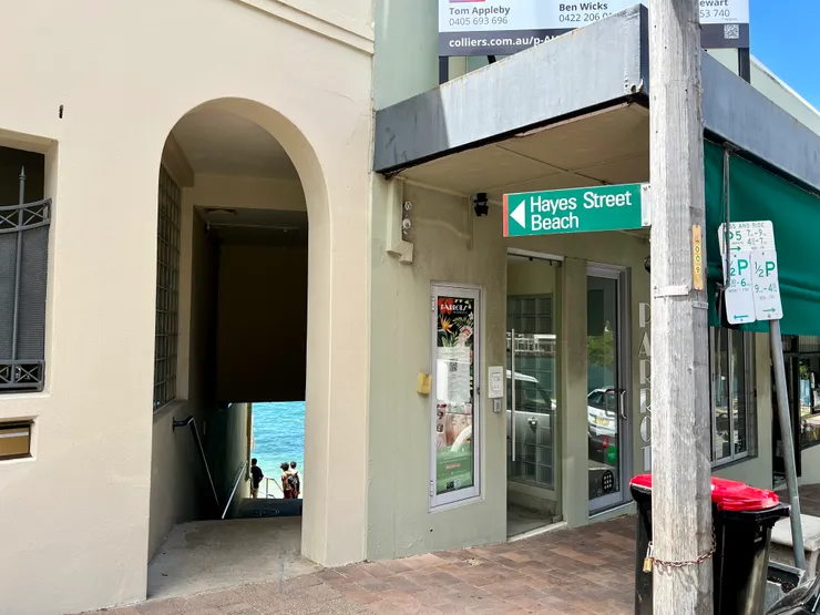 遠方一小塊藍藍的，就是海灘：）