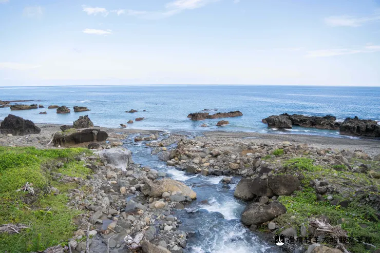 溪水匯入大海的風景