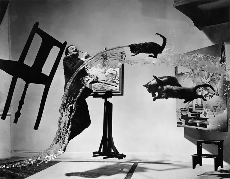 《Dalí Atomicus》，由 Philippe Halsman 於 1948 年拍攝的達利（Salvador Dalí）© Philippe Halsman | Magnum Photos.