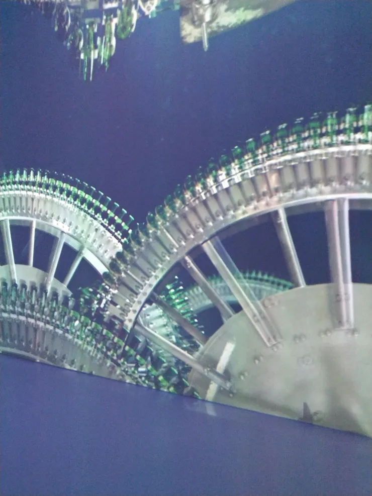 牆上播放工廠製造過程