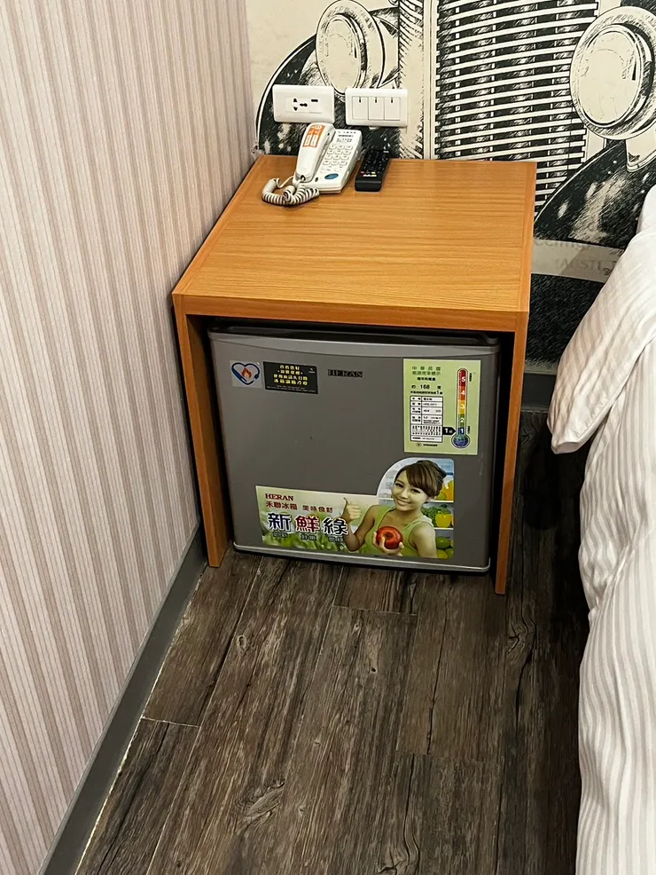 高級單人床-床頭櫃+冰箱