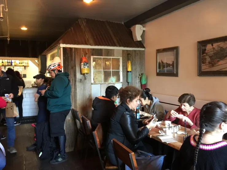 店內空間小，但人很多