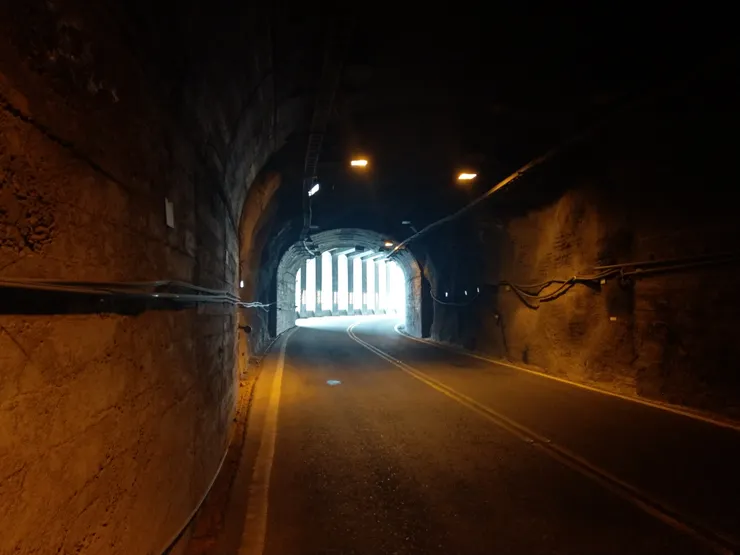 出口處有一小段明隧道。